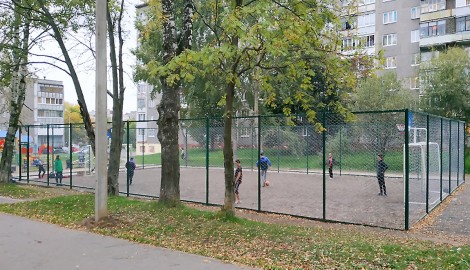 Дворовая спортивная площадка в Череповце из шестиугольной сетки. Производитель ООО НордМашСервис Дворовая спортивная площадка в Череповце из шестиугольной сетки. Производитель ООО НордМашСервис