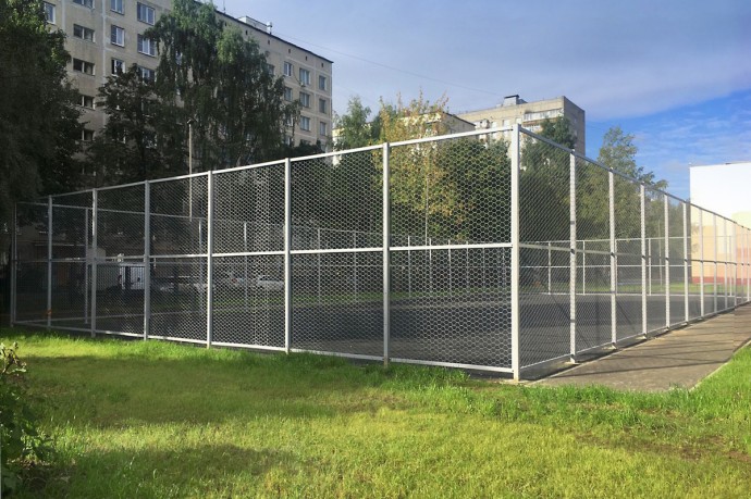 Спортивное ограждение из сетки двойного кручения с 6-угольной ячейкой, Москва, 2021 год