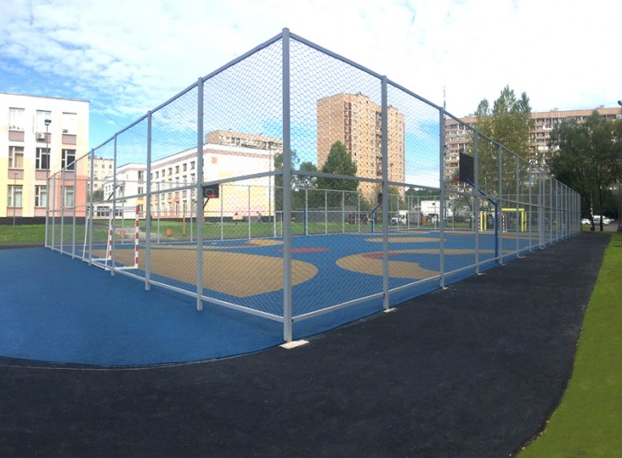 Забор спортплощадки из 6-угольной сетки, Москва, 2021 год