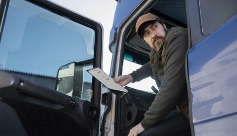 <a href="https://ru.freepik.com/free-photo/low-angle-man-sitting-truck_27257962.htm">Изображение от freepik</a>